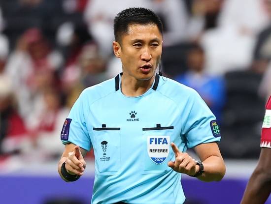 2022 카타르 월드컵에 이어 2026 북중미 월드컵에서도 주심으로 발탁된 중국 심판 마닝. 연합뉴스