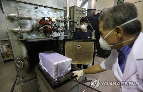 동물 화장로 2017년 10월 경기도 광주의 한 반려동물장례식장에서 장례지도사가 화장로에 관을 넣고 있다.[연합뉴스 자료사진]