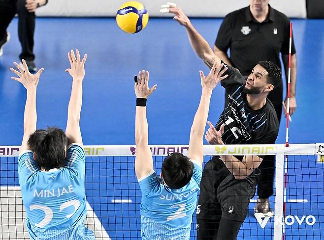 챔프 4차전 경기 벌이는 대한항공과 현대캐피탈 [한국배구연맹 제공. 재판매 및 DB 금지]