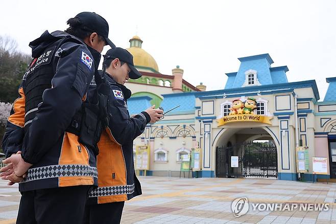 오월드 탈출 늑대 수색 (대전=연합뉴스) 이주형 기자 = 대전 중구 사정동 오월드에서 늑대 1마리가 탈출한 지 이틀째인 9일 오전 소방대원들이 오월드에서 드론으로 늑대를 수색하고 있다. 2026.4.9 coolee@yna.co.kr