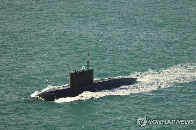 영국 해군이 배포한 러시아 잠수함 사진 (런던 AFP=연합뉴스) 영국 해군은 9일(현지시간) 날짜 미상의 러시아 잠수함 사진을 배포했다. 영국은 이날 자국 해역에서 러시아 잠수함 3척을 추적하고 저지했다고 밝혔다. 2026.4.9 [재판매 및 DB 금지]