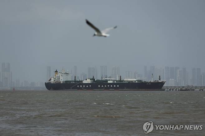 호르무즈 해협 통과한 후 인도 뭄바이항에 도착한 LPG 운반선 [로이터 연합뉴스 자료사진. 재판매 및 DB 금지]