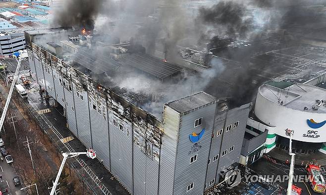 연기 치솟는 시흥 삼립 시화공장 [연합뉴스 자료사진]