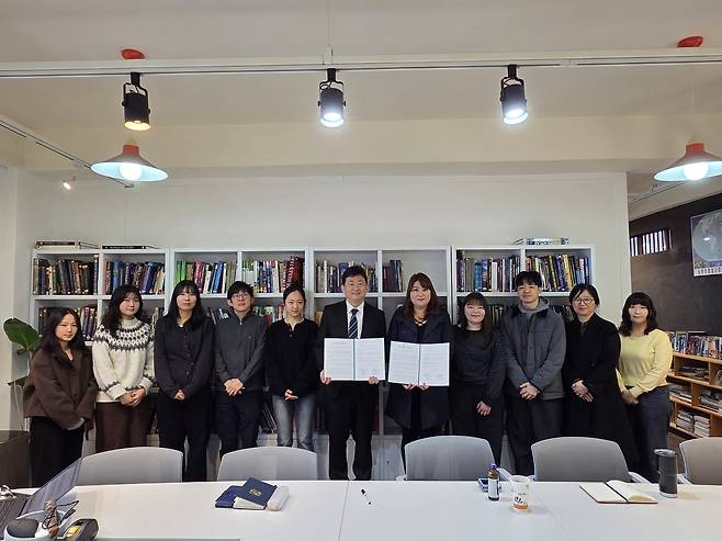 반크-북미한국학교연합회 MOU (서울=연합뉴스) 지난 9일 서울 반크 사무실에서 박기태(왼쪽서 6번째) 반크 단장과 북미한국학교연합회 곽은아(오른쪽서 5번째) 부회장이 북미 지역 교사와 차세대 한인 청소년을 'AI 외교관'으로 양성하기 위한 MOU를 체결한 후 기념촬영하고 있다. [반크 제공]