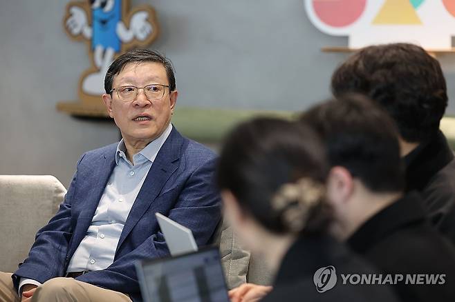 질문에 답하는 허태수 회장 (서울=연합뉴스) 김주형 기자 = AI혁신위원회 위원장인 허태수 GS 회장이 10일 서울 강남구 역삼동 GS타워에서 열린 AI혁신위원회 3차회의에 앞서 취재진의 질문에 답변하고 있다. 2026.4.10 kjhpress@yna.co.kr