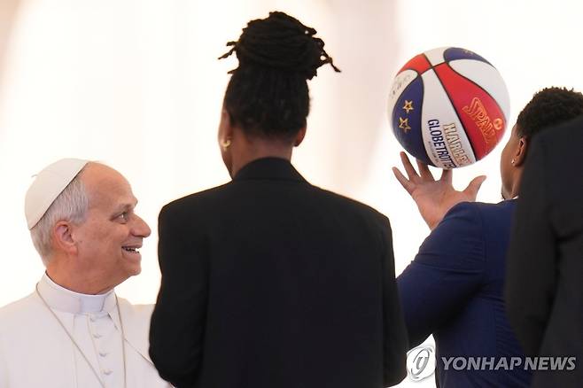 방문객을 접견하는 교황 레오 14세  [AP 연합뉴스 자료사진]