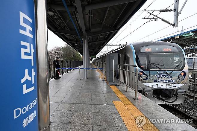 DMZ 평화 이음 열차의 종점인 도라산역 (서울=연합뉴스) 신준희 기자 = 10일 운행이 재개된 DMZ 평화 이음 열차의 종점인 도라산역의 모습. 서울역과 도라산을 오가는 정기 관광열차인 DMZ 평화 이음 열차는 6년 6개월 만에 운행이 재개됐다. 2026.4.10 [공동취재] hama@yna.co.kr