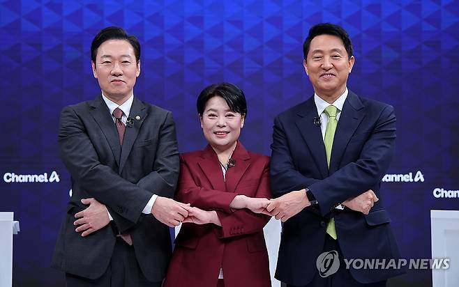 국민의힘 서울시장 후보 제2차 토론회 (서울=연합뉴스) 국민의힘 서울시장 경선 후보인 박수민 의원(왼쪽부터), 윤희숙 전 의원, 오세훈 서울시장이 10일 서울 종로구 채널A 스튜디오에서 열린 국민의힘 서울시장 후보 제2차 TV 토론회에 참석해 포즈를 취하고 있다. 2026.4.10 [국회사진기자단] photo@yna.co.kr