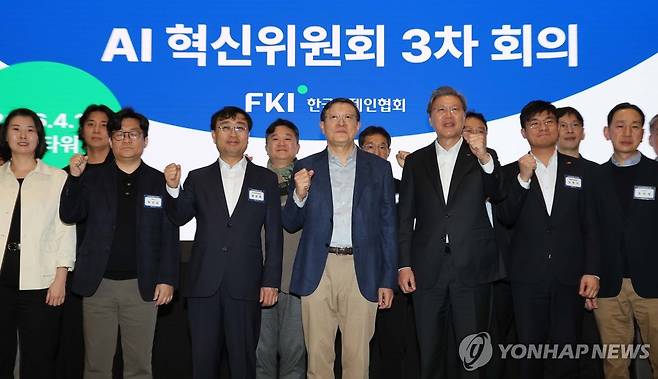 AI혁신위원회 3차회의 (서울=연합뉴스) 김주형 기자 = 10일 서울 강남구 역삼동 GS타워에서 열린 AI혁신위원회 3차회의에서 AI혁신위원회 위원장인 허태수 GS그룹 회장과 참석자들이 기념 촬영하고 있다. 2026.4.10 kjhpress@yna.co.kr