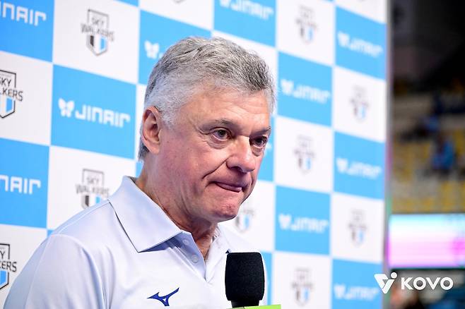 인터뷰하는 헤난 대한항공 감독 [한국배구연맹 제공. 재판매 및 DB 금지]