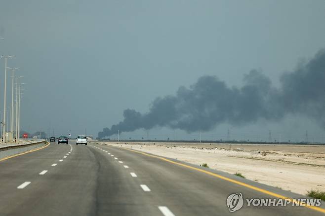 지난 3월 2일 사우디 아람코의 한 정유시설이 이란 드론 공격을 받아 연기가 나는 모습 [로이터 연합뉴스 자료사진 재판매 및 DB 금지]