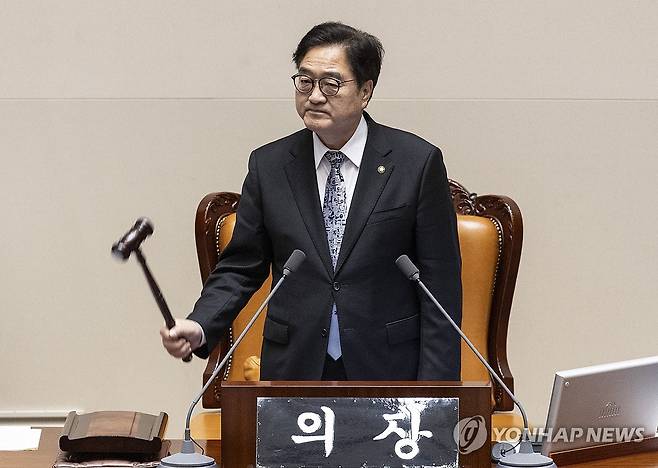'전쟁 추경' 국회 본회의 통과 (서울=연합뉴스) 황광모 기자 = 우원식 국회의장이 10일 국회에서 열린 본회의에서 정부가 제출한 '26.2조' 규모의 추가경정예산 통과를 선포하고 있다. 2026.4.10 hkmpooh@yna.co.kr