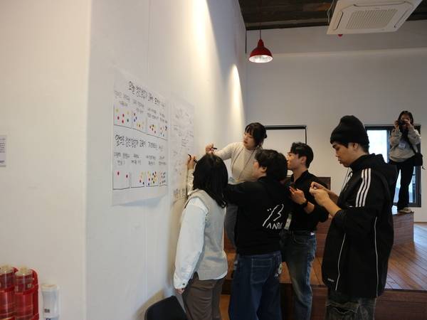 시흥시 청년스테이션에서 청년들이 창업과 관련한 활동을 하고 있다. /시흥시 제공