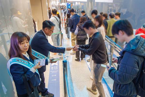 9일 오후 인천공항 제2여객터미널 출국장에서 진행된 ‘기내 반입 금지물품 안내 캠페인’에서 서울지방항공청 김희석 청장직무대행(왼쪽)이 여객에게 기내반입금지물품 홍보 리플릿을 전달하고 있다. /인천국제공항공사 제공