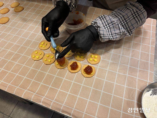 평택 배로샌드는 평택 특산물인 쌀과 배로 만든 디저트다. 사진은 배한솔 배로샌드 대표가 배로샌드를 만들고 있는 모습. 배로샌드 디저트는 모두 수작업으로 만들어진다. /신현정 기자 god@kyeongin.com