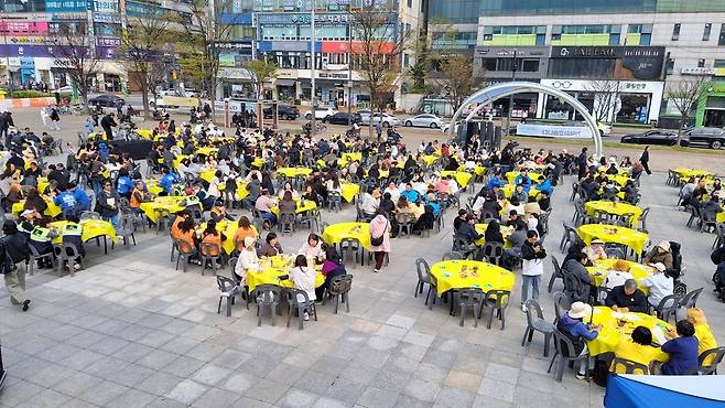 ▲11일 안산시 안산문화공원에서 열린 세월호 참사 12주기 토론회 및 안산 기억문화제에 참여한 시민들이 토론을 하고 있다. /추정현 기자 chu3636@incheonilbo.com