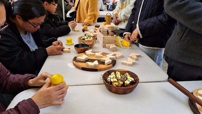 ▲11일 안산시 안산문화공원에서 열린 세월호 참사 12주기 토론회 및 안산 기억문화제에 참여한 시민들이 나비 도어벨을 만들고 있다. /추정현 기자 chu3636@incheonilbo.com