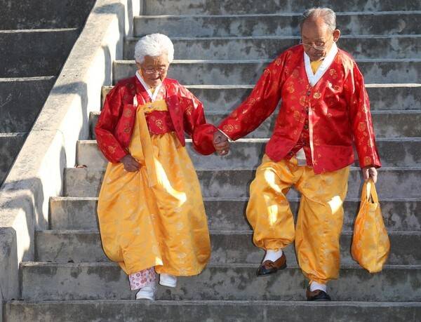 2010년 10월 손을 잡고 횡성한우축제를 찾은 고 강계열-조병만 부부. 연합뉴스