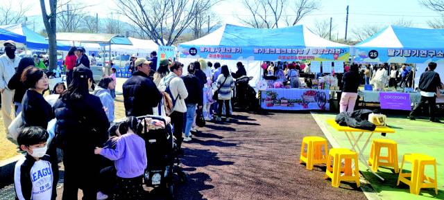 삼랑진 딸기축제장을 찾은 시민들.