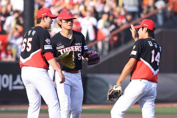 KIA의 승리 세레머니(사진=KIA)