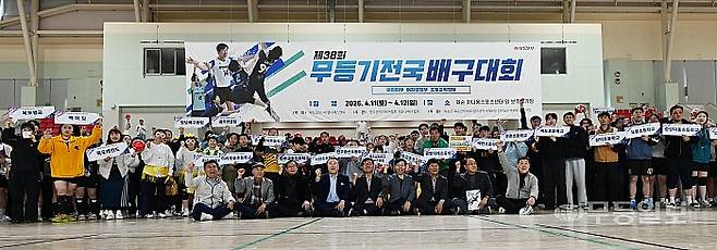 제38회 무등기 전국 배구대회가 11일 화순군 화순읍 하니움문화스포츠센터 외 보조경기장에서 개최됐다. 각 팀 선수들이 경기 전 포즈를 취하고 있다.
양광삼기자 ygs02@mdilbo.com