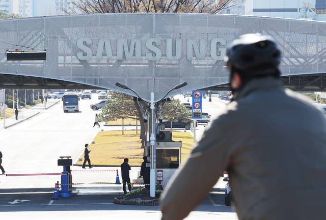 삼성전자가 올해 1분기 매출액 133조원, 영업이익 57조2천억원으로 역대 최대 실적을 기록했다. 지난해 4분기 매출 93조원, 영업익 20조원으로 최대 실적 기록을 세운 데 이어 이번에도 깜짝 실적으로 2분기 연속 기록 경신 행진을 이어갔다. 삼성전자는 연결 기준 올해 1분기 영업이익이 57조2천억원으로 지난해 동기보다 755% 증가한 것으로 잠정 집계됐다고 7일 공시했다. 사진은 7일 경기도 수원시 삼성전자 본사 모습. 사진은 기사와 관련없음. 연합뉴스