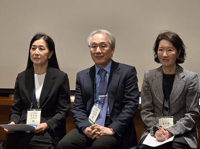왼쪽부터 최성혜 현 치매학회 이사장(인하대병원 신경과), 박기형 치매학회 신임 이사장(길병원 신경과), 정지향 학회 신임 회장(이대서울병원 신경과)&nbsp;