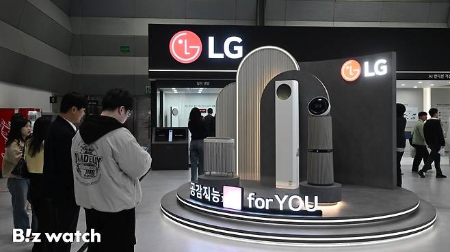 LG전자가 8일 서울 삼성동 코엑스에서 개막한 국제 기후테크 공기산업박람회 '에어페어 2026'에 참가해 혁신 기술을 적용한 공기질 관리 솔루션을 대거 선보이고 있다./사진=이명근 기자 qwe123@