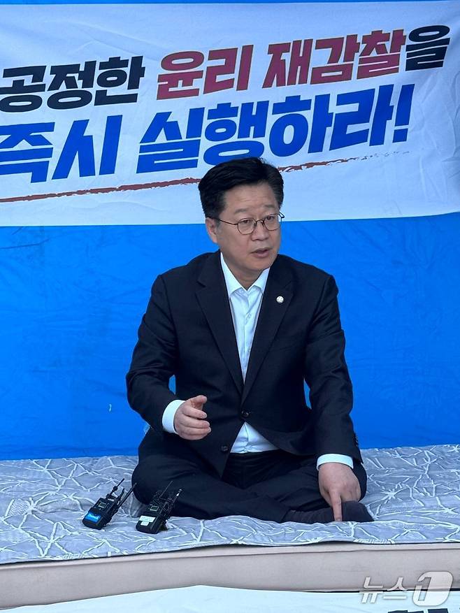 11일 안호영 의원이 서울 여의도 국회 본관 입구에서 민주당 전북도지사 후보로 선출된 이원택 의원에 대한 재감찰을 촉구하며 단식 농성을 하고 있다.(안호영 의원실 제공. 재판매 및 DB금지)/뉴스1