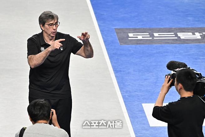 현대캐피탈은 2차전 5세트 14-13에서 레오나르도 레이바 마르티네스(등록명 레오)의 서브가 비디오 판독 끝에 아웃으로 선언되면서 패했고, 경기 후 블랑 감독은 판정이 잘못됐다고 강하게 반발하며 “승리를 강탈당했다”고 표현했다.