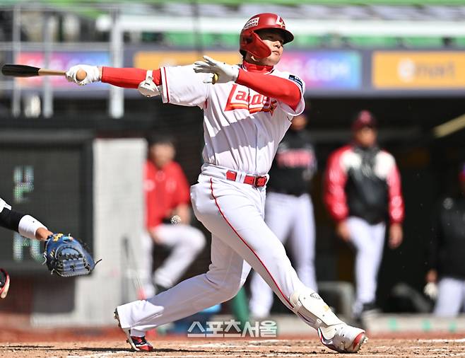 SSG 김재환이 19일 인천 SSG랜더스필드에서 열린 2026 KBO리그 시범경기 LG전 4회말 1사 내야땅볼을 치고 있다. 문학 | 최승섭기자 thunder@sportsseoul.com