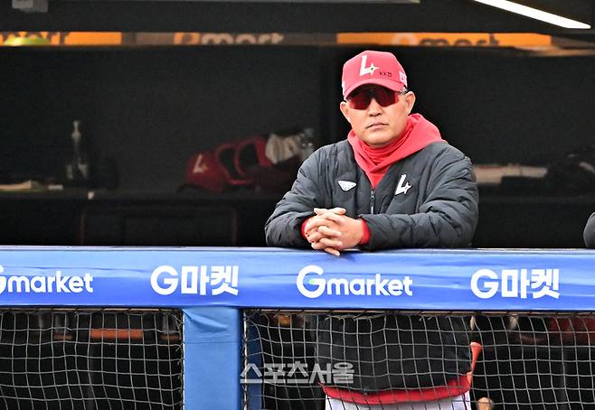 SSG 이숭용 감독이 1일 문학구장에서 열린 2026 KBO리그 키움과 경기 에 선수들의 플레이를 지켜보고 있다. 문학 | 박진업 기자 upandup@sportsseoul.com