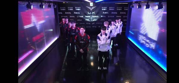 11일 서울 종로구 롤파크에서 열린 '2026 리그 오브 레전드 챔피언스 코리아(LCK)' 정규 시즌 1라운드 농심과의 경기에서 초반 열세에도 끝까지 버틴 키움 DRX가 1세트 승리를 가져가며 또 한 번 '역전의 팀'이라는 이름을 증명했다. (키움 DRX & 농심레드포스=1:0). /사진=네이버 치지직 라이브영상 캡처