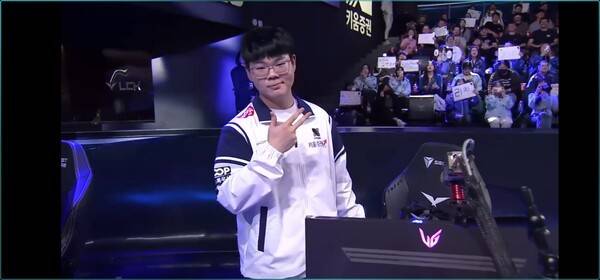 11일 서울 종로구 롤파크에서 열린 '2026 리그 오브 레전드 챔피언스 코리아(LCK)' 정규 시즌 1라운드 2세트에서의 승리로 개막 2연패로 흔들리던 DRX가 '레이지필' 쩐바오민 합류 이후 완전히 달라진 경기력으로 농심을 2-0으로 완파했다. (키움 DRX & 농심레드포스=2:0). /사진=네이버 치지직 라이브영상 캡처