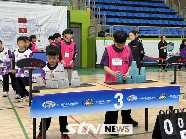11일 광명시민체육관에서 열린'2026 세계스포츠스태킹협회(WSSA) 스태킹 리그 아시안컵' 1일차 경기 모습. /사진(광명)=STN
