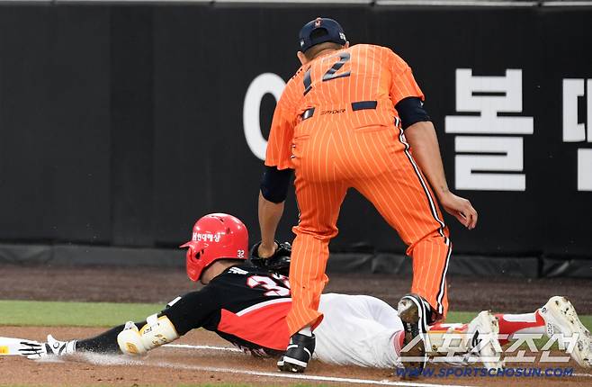 10일 대전 한화생명볼파크에서 열린 한화와 KIA의 경기. 1회초 KIA 데일 타구를 잡은 한화 선발 에르난데스가  주자를 직접 태그하고 있다. 대전=박재만 기자 pjm@sportschosun.com