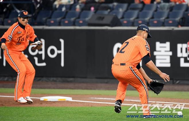 1루에 토스하기에는 충분히 시간이 있었다.