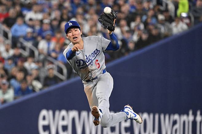 Apr 7, 2026; Toronto, Ontario, CAN;  Los Angeles Dodgers shortstop Hyeseong Kim (6) throws out Toronto Blue Jays center fielder Daulton Varsho (not shown) in the fifth inning at Rogers Centre. Mandatory Credit: Dan Hamilton-Imagn Images







<저작권자(c) 연합뉴스, 무단 전재-재배포, AI 학습 및 활용 금지>