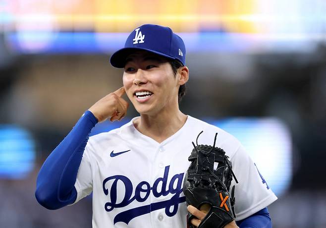 LOS ANGELES, CALIFORNIA - APRIL 10: Hyeseong Kim #6 of the Los Angeles Dodgers reacts after the third out of the first inning against the Texas Rangers at Dodger Stadium on April 10, 2026 in Los Angeles, California. Harry How/Getty Images/AFP (Photo by Harry How / GETTY IMAGES NORTH AMERICA / Getty Images via AFP)
<저작권자(c) 연합뉴스, 무단 전재-재배포, AI 학습 및 활용 금지>