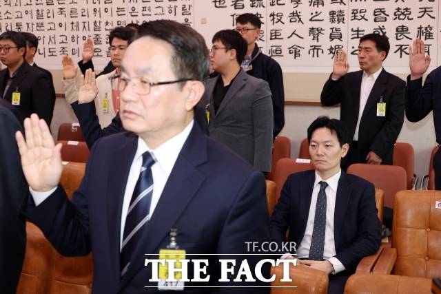 '쌍방울 대북 송금' 의혹 사건의 수사 책임자인 박상용 인천지검 부부장검사가 지난 3일 국회에서 열린 윤석열 정권 정치검찰 조작기소 의혹사건 진상규명 국정조사 특별위원회 전체회의에서 증인선서를 거부하며 자리에 앉은 모습. /뉴시스