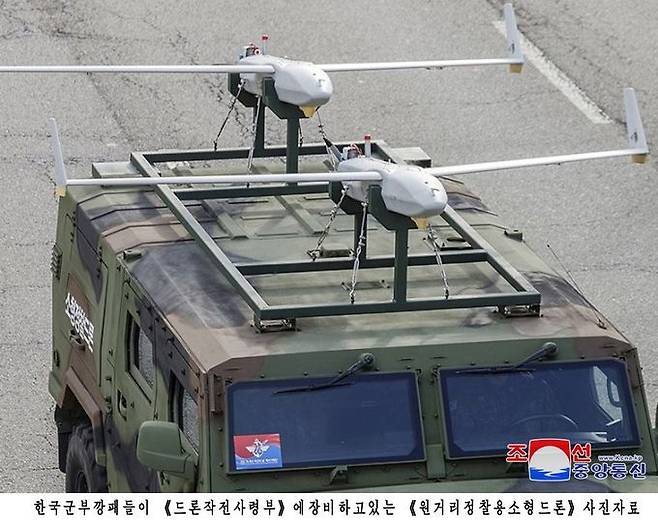 북한이 평양에서 한국군에서 운용하는 드론과 동일 기종의 무인기 잔해를 발견했다고 주장하며 관련 사진을 공개했다. 북한 국방성 대변인은 19일 조선중앙통신을 통해 "한국군부깡패들의 중대주권침해도발사건이 결정적 물증의 확보와 그에 대한 객관적이며 과학적인 수사를 통해 명백히 확증되였다"고 발표했다. 평양 조선중앙통신=연합뉴스