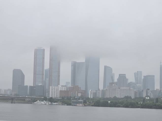 황사 영향권 ‘건강 유의’…낮 최고 24도 ‘포근’[내일날씨]=일요일인 내일(12일) 날씨는 전국이 구름 많다가 오후부터 차차 흐려지겠으나, 제주도는 대체로 흐리겠다. 아침 최저기온은 3~11℃, 낮 최고기온은 18~24℃가 되겠다. 고비사막에서 발원한 황사가 북서풍을 타고 남동쪽으로 이동해 서해상을 거쳐 한반도 상공을 지나가겠다. 우리나라 서쪽 지역을 중심으로 황사 영향을 받을 가능성이 있겠다. ⓒbnt뉴스: 오늘날씨, 내일날씨, 주간날씨 예보