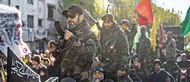 이란 테헤란 시내서 반미·반이스라엘 외치는 군인들  지난 9일 이란 수도 테헤란에서 무장 군인 등이 한곳에 모여 반미(反美)·반이스라엘 구호를 외치며 결사항전 의지를 다지고 있다. 미국과 이란은 지난 7일 휴전에 합의했지만, 호르무즈 해협 개방 등을 둘러싼 양국의 기싸움은 계속되고 있다. 이스라엘의 레바논 폭격으로 이란이 여전히 해협을 막으면서, 미국은 완전 개방 압박을 하고 나섰다. /UPI 연합뉴스