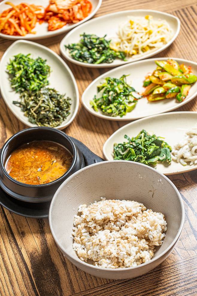 오일장이 서는 괴산전통시장 부근 현지인 맛집 '보리식당'은 이효재 추천 '읍내 미쉐린 맛집 투어' 코스 중 하나다. / 김종연 영상미디어 객원기자