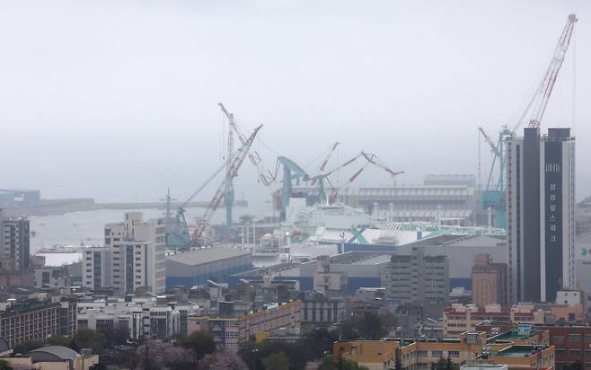 9일 울산시 동구 HD현대중공업에서 정비 중인 해군 잠수함에서 불이 났다. 이날 HD현대중공업 모습./연합뉴스