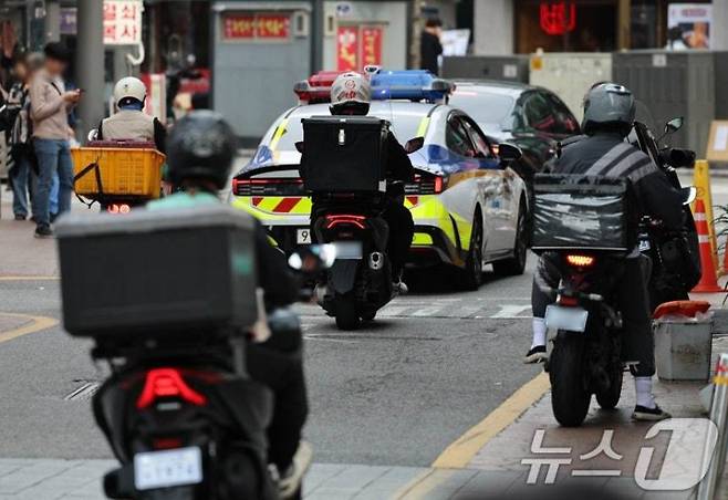 서울 시내에서 라이더들이 음식을 배달을 하고 있다. 뉴스1 제공