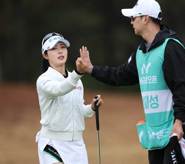 2026년 한국여자프로골프(KLPGA) 투어 iM금융오픈에 출전한 전예성 프로가 2라운드에서 경기하는 모습이다. 사진제공=KLPGA (사진을 무단으로 사용하지 마십시오.)