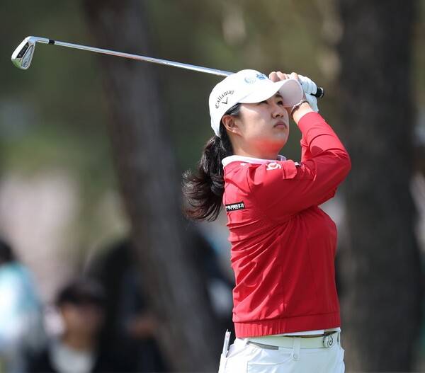 2026년 한국여자프로골프(KLPGA) 투어 iM금융오픈 우승 경쟁에 뛰어든 마다솜 프로가 3라운드에서 경기하는 모습이다. 사진제공=KLPGA (사진을 무단으로 사용하지 마십시오.)