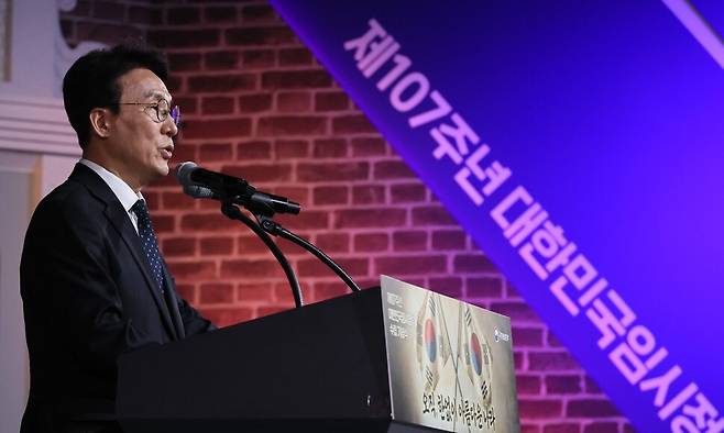 김민석 국무총리가 11일 서울 서대문구 국립대한민국임시정부기념관에서 열린 107주년 대한민국임시정부수립 기념식에서 기념사하고 있다.연합뉴스