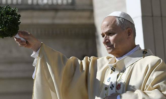 5일(현지 시각) 바티칸시티 성 베드로 광장에서 교황 레오 14세가 즉위 후 첫 부활절 미사를 집전하고 있다. 교황은 이날 전쟁 반대 메시지를 내놨다. EPA 연합뉴스